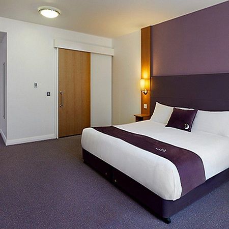 Premier Inn Chippenham Экстерьер фото