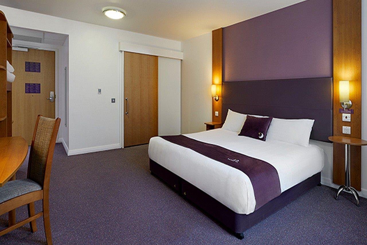Premier Inn Chippenham Экстерьер фото