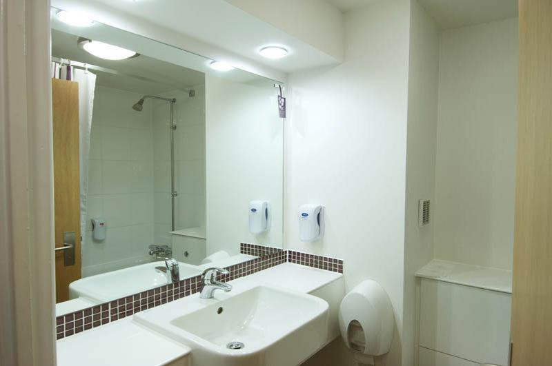Premier Inn Chippenham Экстерьер фото