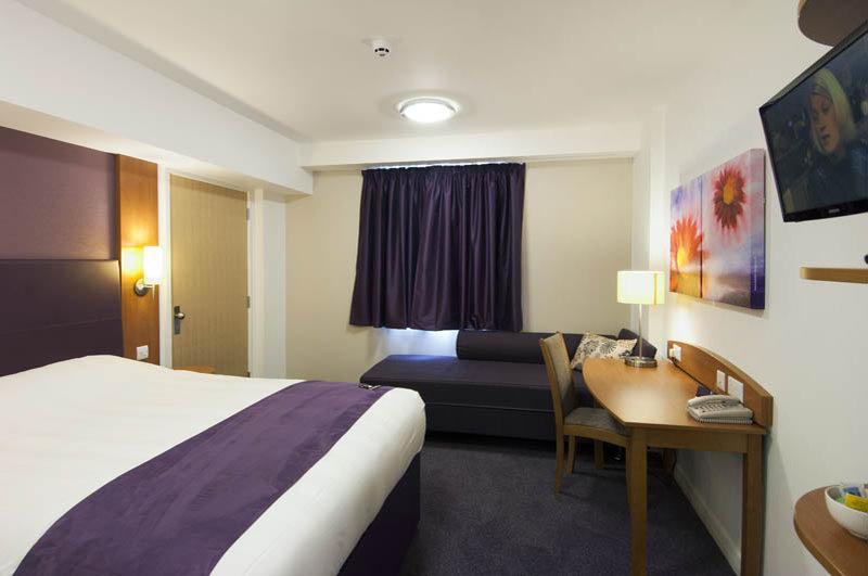 Premier Inn Chippenham Экстерьер фото